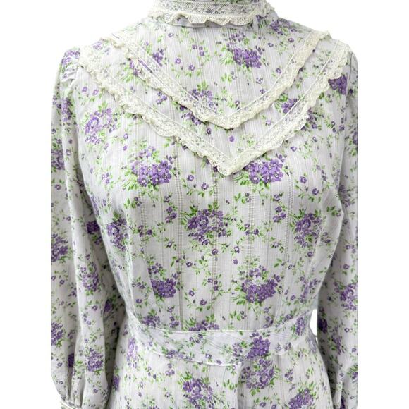 70s VTG  Gunne Style Prairie Romantic Cottage Core White Dress Purple Floral M - Picture 2 of 8